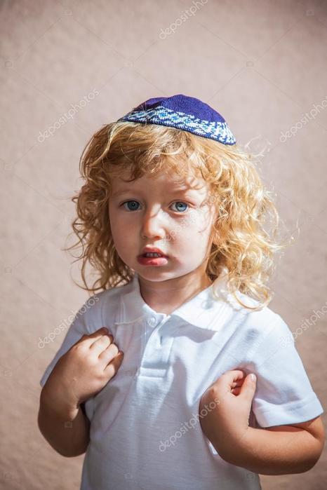 depositphotos_98873672-stock-photo-little-boy-in-jewish-knitted (466x700, 37Kb)