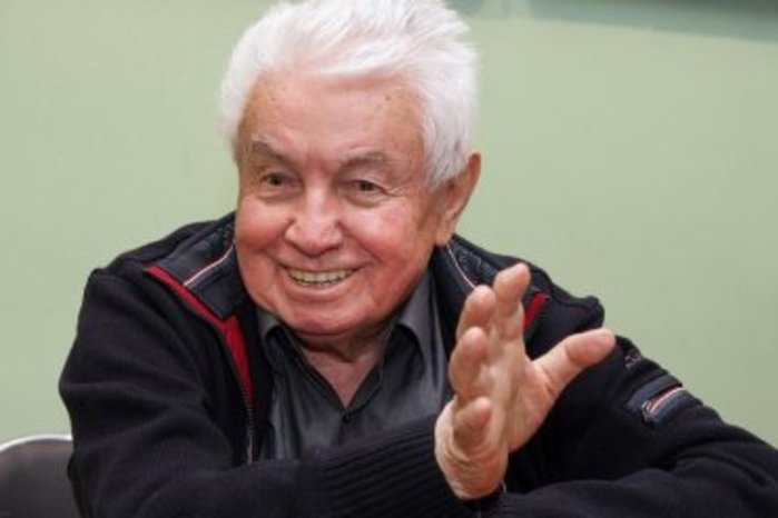 прав сельская доярка с обвисшими сиськами голая на диване наверно... чем проще