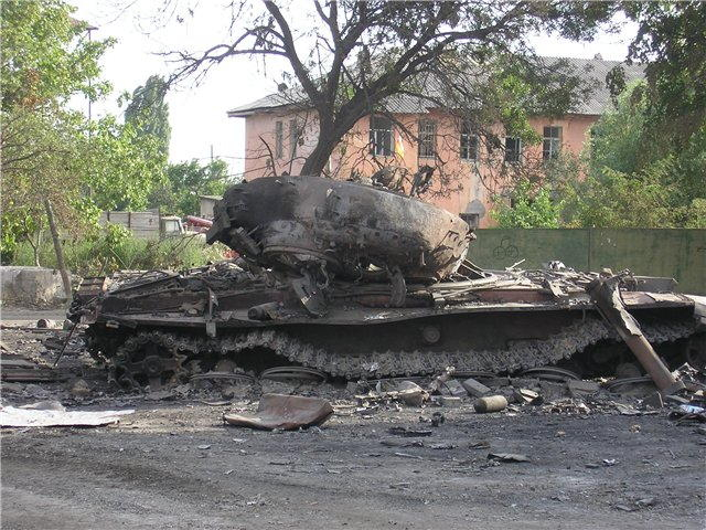 Burned_Georgian_T-72_tank_in_Tskhinvali (640x480, 338Kb)