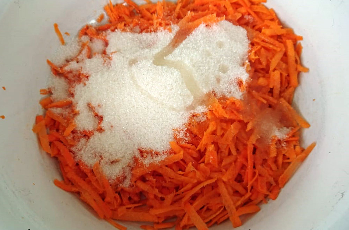 Морковь сметана курица. Тертая морковь со сметаной. Морковь со сметаной и сахаром. Морковь с сахаром. Тертая морковь со сметаной и сахаром.