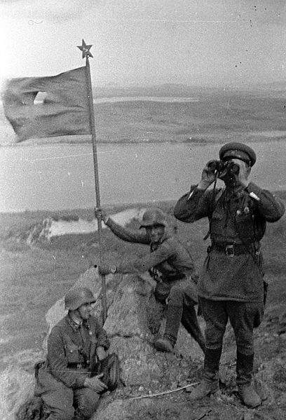 408px-Battle_of_Lake_Khasan-Red_Army_soldiers_setting_the_flag_on_the_Zaozernaya_Hill (408x599, 146Kb)