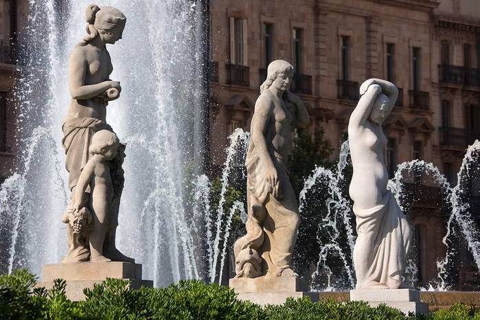Fountains-and-statues-on-Placa-de-Catalunya (700x466, 506Kb)