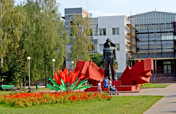 Ел солигорске. Солигорск памятник Шахтеру. Город Солигорск Белоруссия. Солигорск достопримечательности. Солигорск города Беларуси.