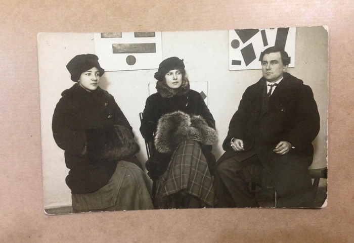 ФОТО Ольга Розанова, Ксения Богуславская и Казимир Малевич на выставке 0-10, 1915 (700x481, 256Kb)