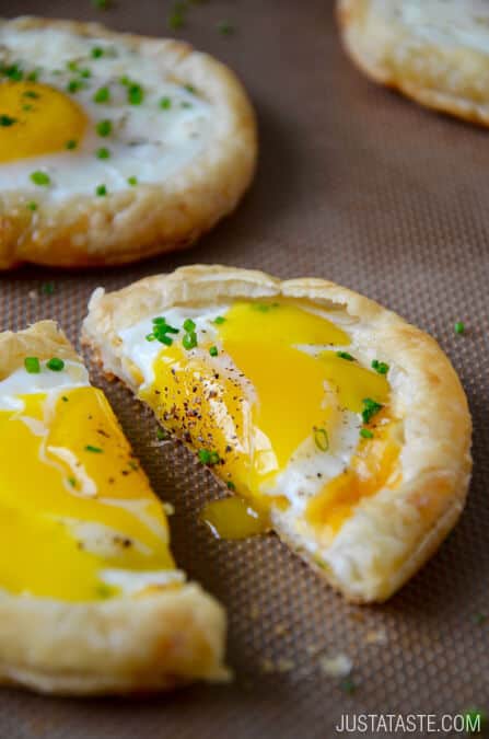 5685568_cheesypuffpastrybakedeggs (447x675, 25Kb)