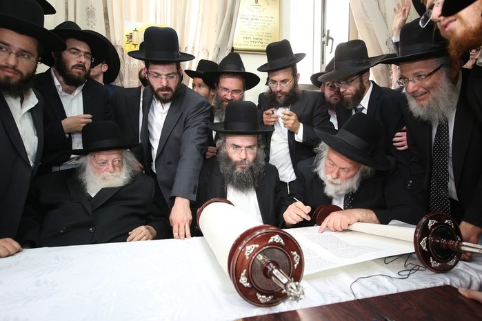 רבי-חיים-קניבסקי-בכתיבת-ספר-תורה-9-1024x683 (700x466, 85Kb)