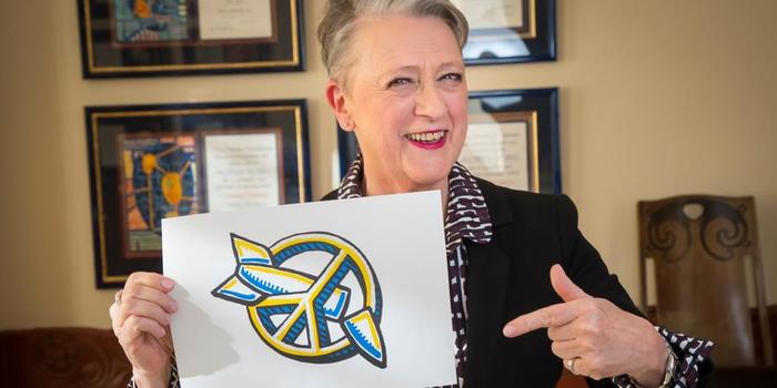 Prisvinnare-Berit-Reiss-Andersen-i-Nobelkommitt-eacute-n-h-aring-ller-upp-logotypen-till (700x350, 31Kb)