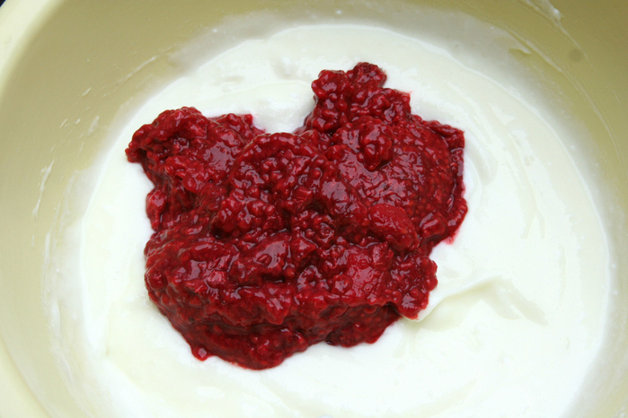 Малиновый торт с йогуртом и орехами6 (700x466, 369Kb)