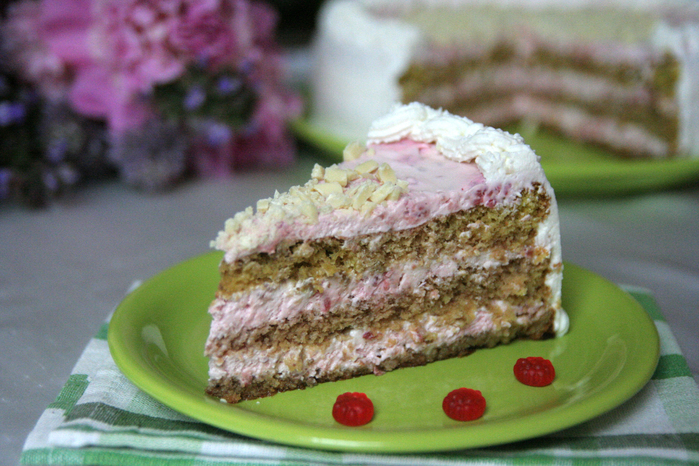 Малиновый торт с йогуртом и орехами15 (700x466, 477Kb)