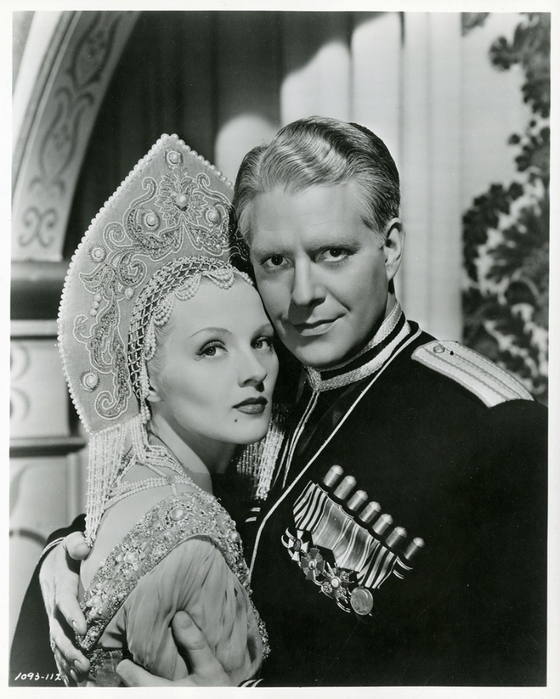 820 Nelson Eddy and Ilona Massey in Balalaika (MGM, 1939)     (560x700, 289Kb)