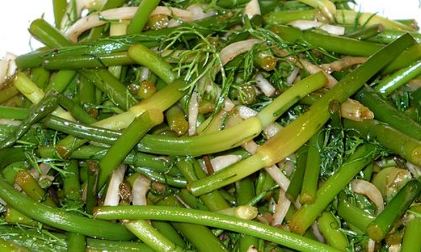 Маринованная зелень чеснока рецепт. 129887096 000. Маринованная зелень чеснока рецепт фото. Маринованная зелень чеснока рецепт-129887096 000. картинка Маринованная зелень чеснока рецепт. картинка 129887096 000. В начале июня наступает сезон молодого зеленого чеснока – нежного, совсем не острого и невероятно ценного. Век его недолог: буквально через пару недель зелень начнет грубеть и потеряет свою гастрономическую исключительность, поэтому поспешите зарядиться пользой молодого чеснока и вкусно его приготовить. А рецептами с нами поделился Юрий Ковальчук, шеф-повар из Суздаля.