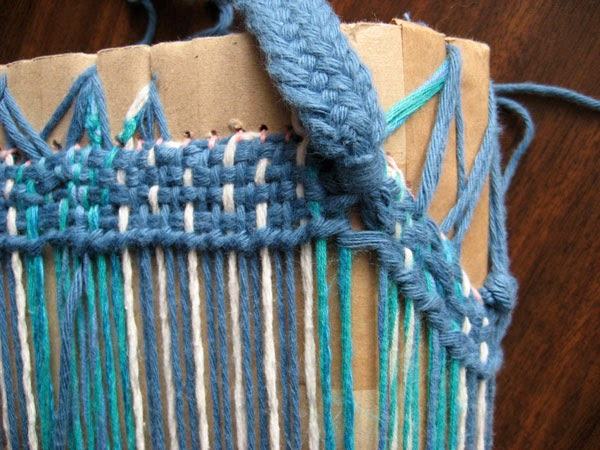 turquoise-hand-bag-weaving-in-strap-threads (600x450, 302Kb)