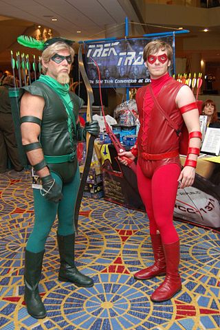 320px-Green_and_Red_Arrows_Comic_Con (320x480, 48Kb)