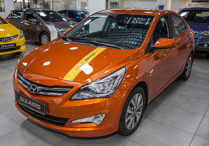 Машина солярис с пробегом. Hyundai Solaris 2015. Хендай Солярис 2016 оранжевый. Hyundai Solaris 2016. Hyundai Solaris 2014 года оранжевый.