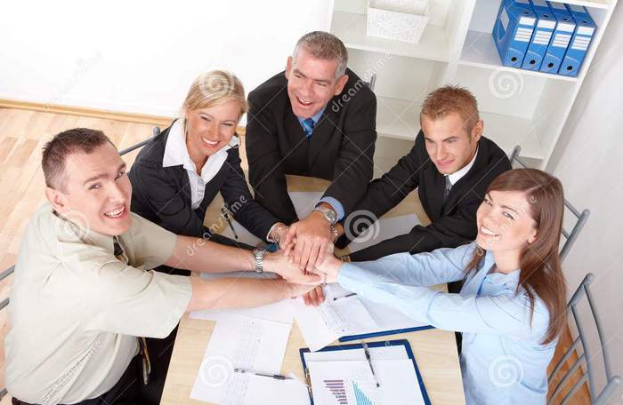 3309684_businessgrouphandsputtoghether7990198_1_ (700x456, 38Kb)