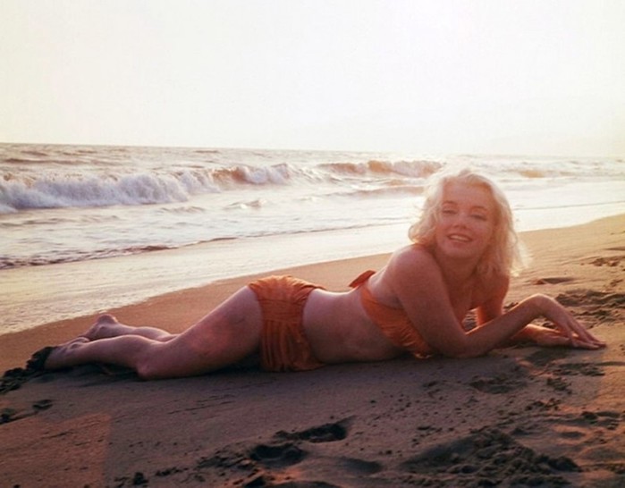 Мэрилин Монро на пляже: фотографии 20 летней девушки в 1945 году