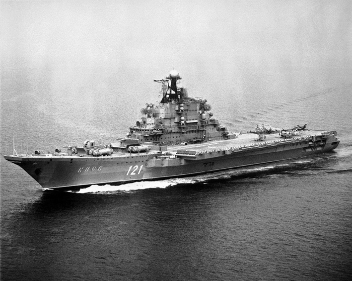 1024px-Aircraft_carrier_'Kiev'_in_1985 (700x559, 153Kb)