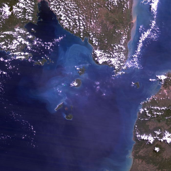 landsat_krakatau_18may92_lrg (700x700, 513Kb)