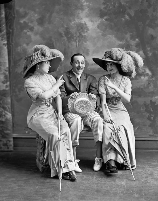 J. Ford and two ladies (549x700, 125Kb)