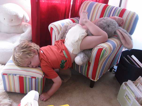 funny-kids-sleeping-anywhere-14-57a987fedf2a6__605 (605x454, 234Kb)