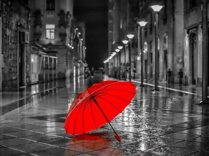 Зонтики на лавке под дождем бесплатно