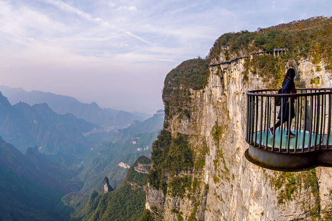 Tianmen-Mt-girl-glass-H (680x453, 398Kb)