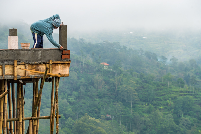 Bali-Batur-worker-H (680x453, 298Kb)