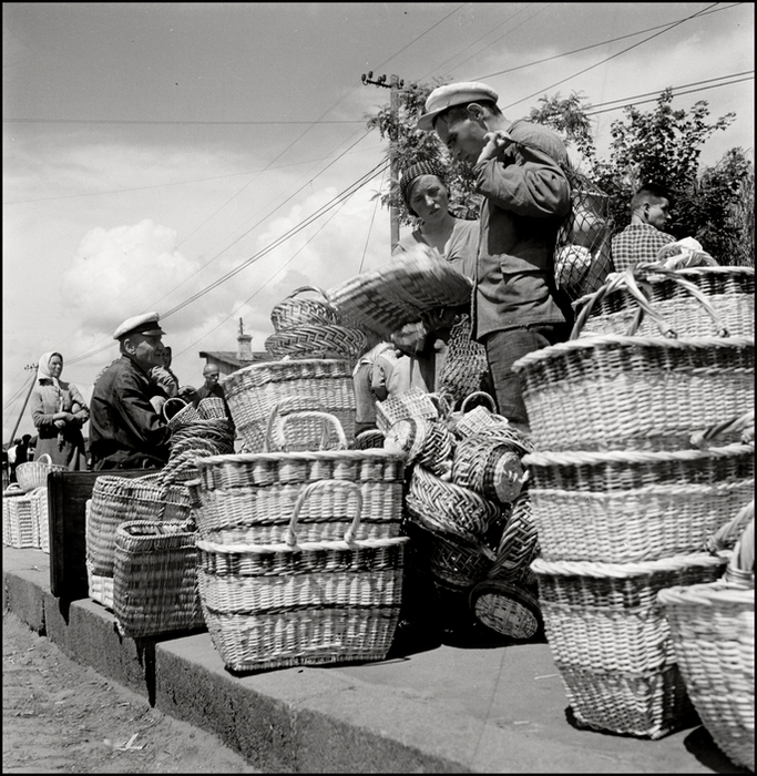 Гер Лист  Crimea. Simferopol. 1943. Baskets for sale. (683x700, 398Kb)