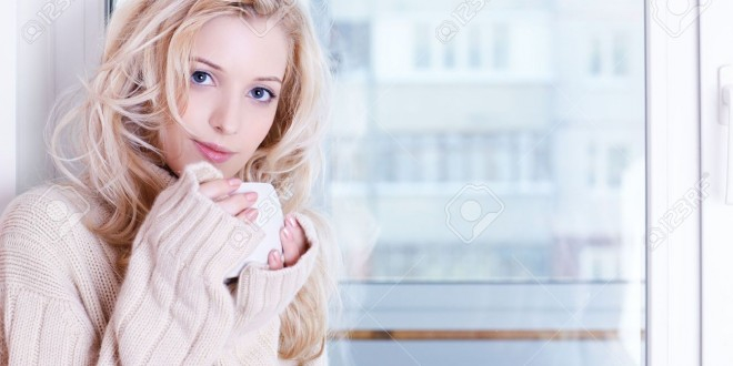 8806176-portrait-of-beautiful-blonde-girl-in-pullover-drinking-coffee-in-the-morning-Stock-Photo-660x330 (660x330, 136Kb)