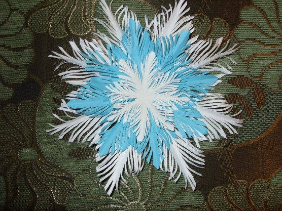 How-to-DIY-Paper-Feather-Snowflake1 (556x417, 279Kb)