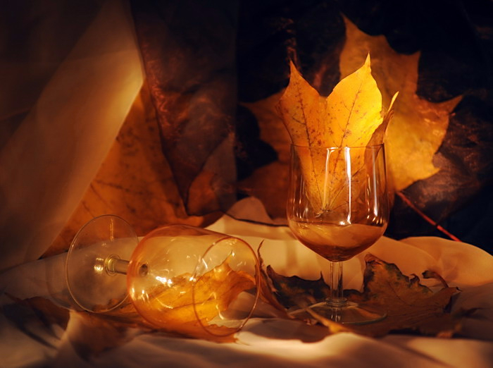Песня на столе коньяк и свечи догорают. Осенние свечи. Осеннее вино. Бокал вина осень. Осень вино свечи.