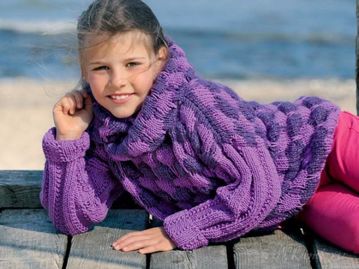 Вязаные свитера девочкам
