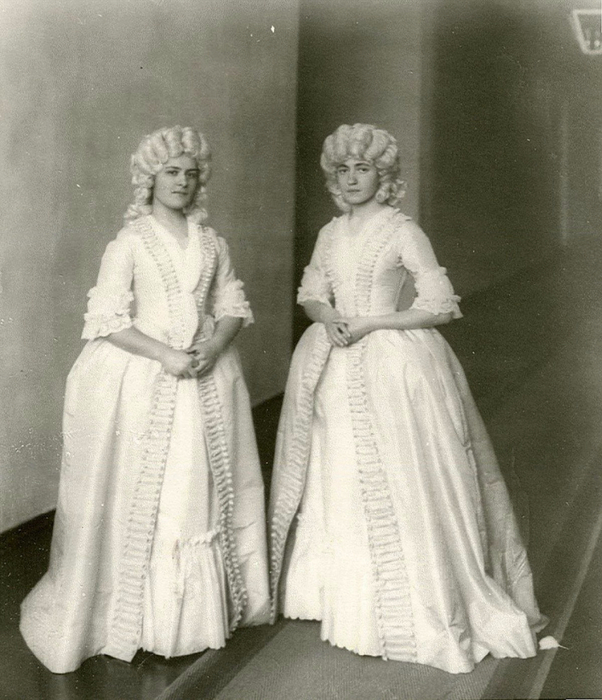 Две воспитанницы Смольного института в париках и бальных плать (602x700, 346Kb)