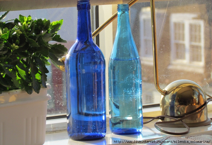 Стеклянный синий цветок. Голубая стеклянная бутылка. Голубое стекло бутылка. Бутылки из синего стекла в интерьере. Бутылочные стёкла на синей машине.