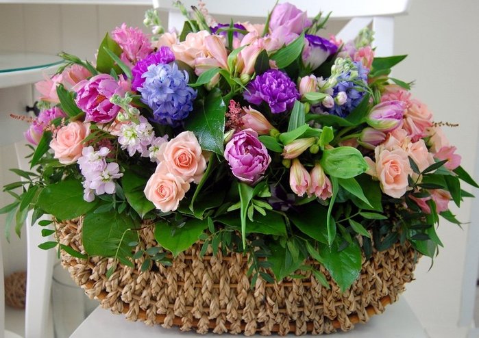 229250__basket-of-flowers_p (700x494, 92Kb)