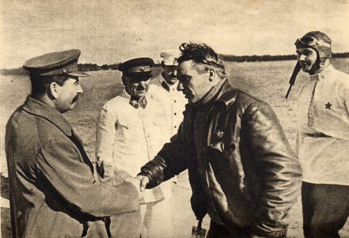 5109539_Chkalov_Stalin_and_Belyakov__August_10_1936768x524 (700x477, 116Kb)