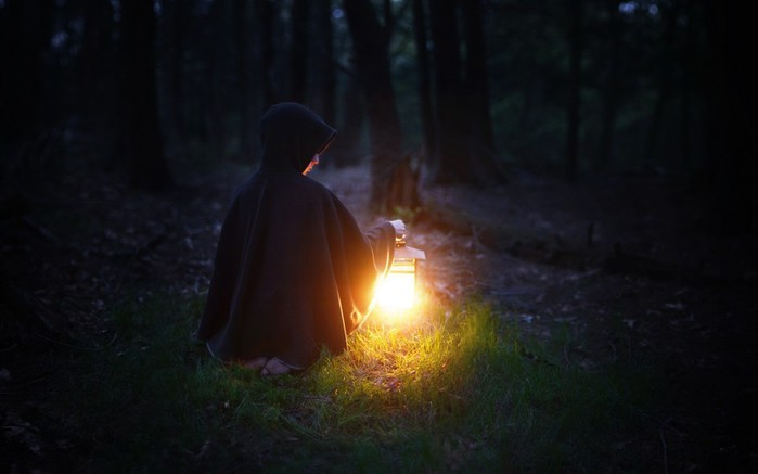 www.GetBg.net_Nature___Forest_____The_man_with_the_lantern_in_the_forest_081404_ (700x437, 39Kb)