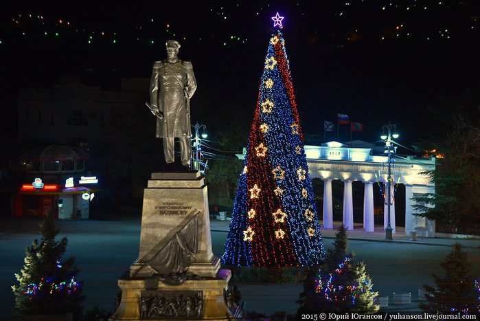 novogodnij-sevastopol-svet-jolki-prazdnik_2_1 (700x467, 394Kb)