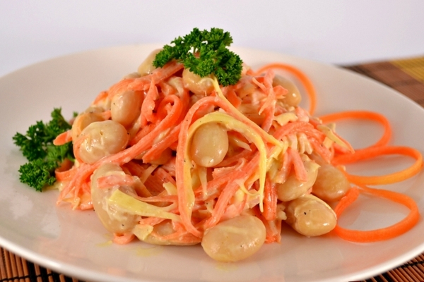 salat-iz-kuricy-beloj-fasoli-i-morkovi (600x400, 244Kb)