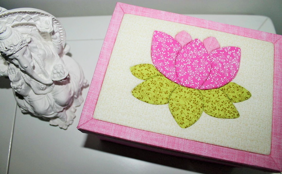 caixa-patchwork-embutido-flor-embutido (580x358, 222Kb)