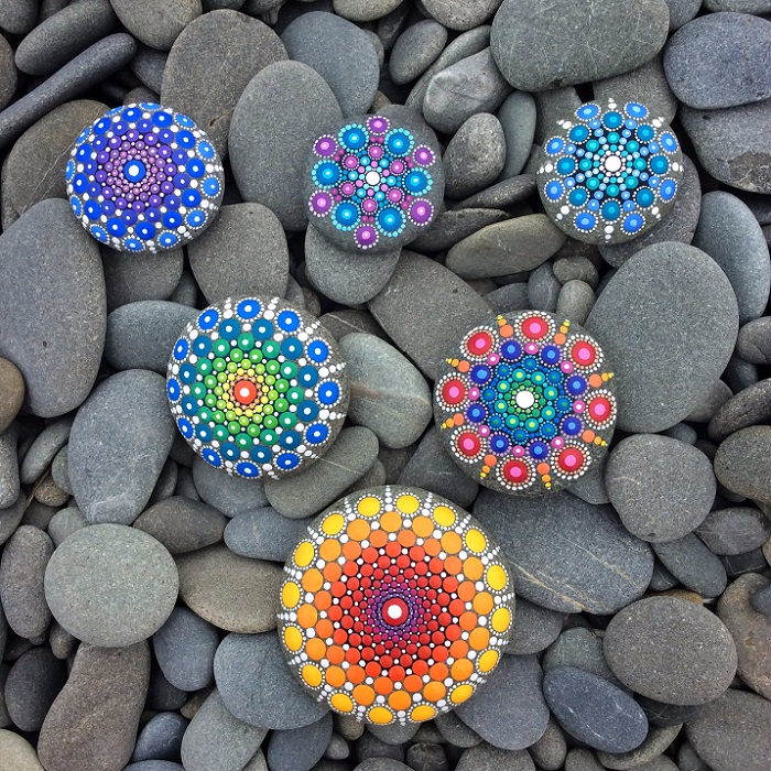 11-Украшенные точечной росписью пляжные камни (700x700, 719Kb)