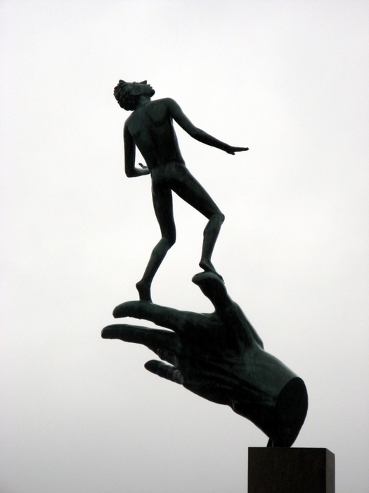Стойки миллес отзывы. Рука Бога скульптура Миллеса. Сад Миллеса в Стокгольме.