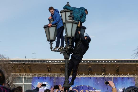 im578x383-2017-03-26T142627Z_1071439906_RC151DFE85E0_RTRMADP_3_RUSSIA-PROTESTS (578x383, 130Kb)