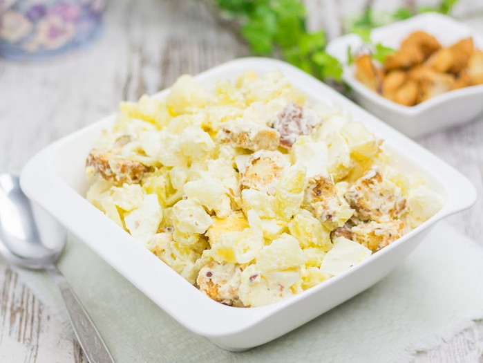 Kartofelnyj-salat-s-yajtsami-i-suharikami (700x525, 74Kb)