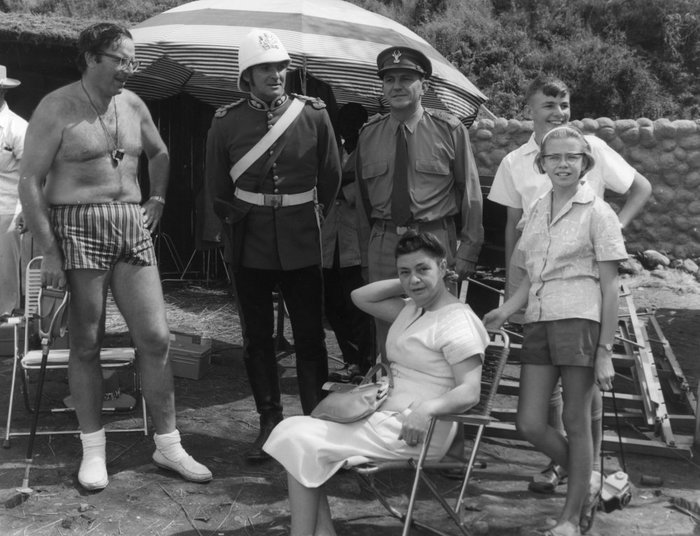 6203738_zulu1964004behindthescenesshotwithcyendfieldstanleybaker00n11z (700x536, 80Kb)