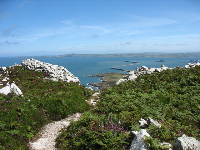 View_out_of_the_main_gateway_of_the_Iron_Age_fort_-_geograph.org.uk_-_899336 (640x480, 322Kb)