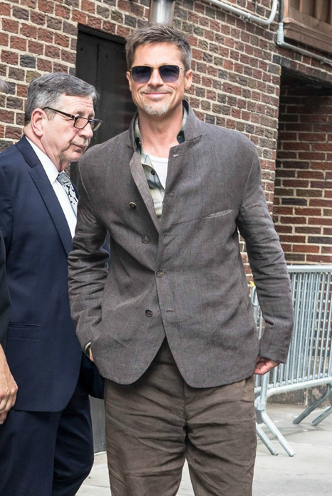 brad-pitt-pants-17may17-01 (467x700, 343Kb)