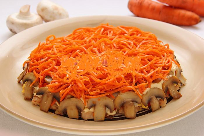 Корейская морковь курица шампиньоны. Салат из курицы с грибами и корейской морковью. Салат курица грибы морковь по-корейски. Салат курица шампиньоны корейская морковь. Салат с корейской морковью и грибами.