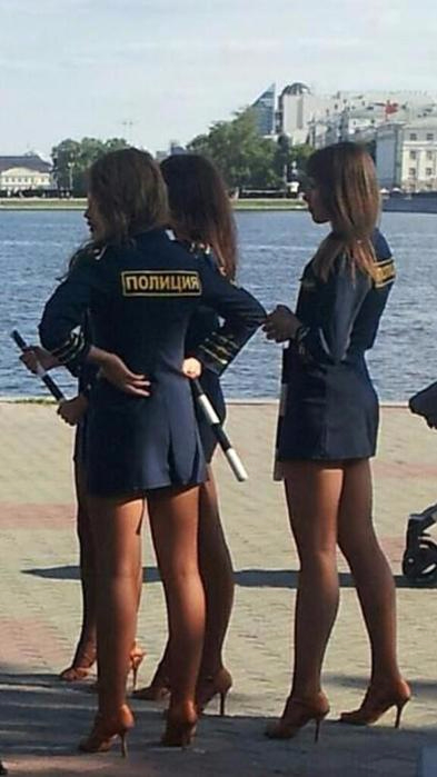 Девушки из полиции в юбках