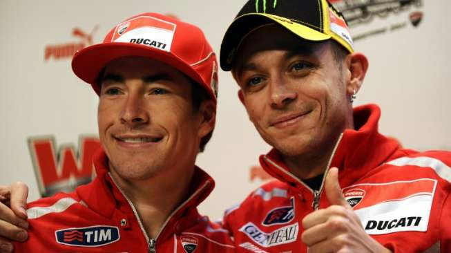 63274-nicky-hayden-dan-valentino-rossi (653x366, 205Kb)